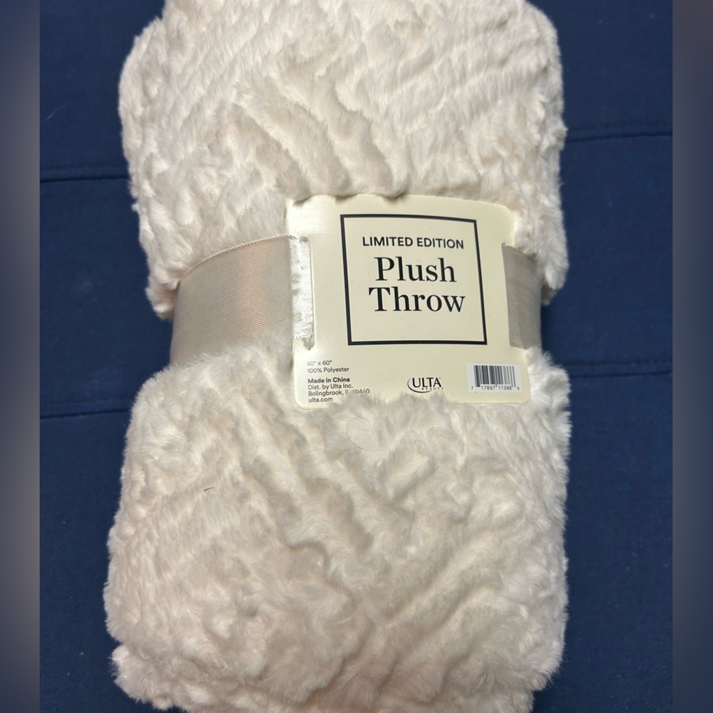 ulta one size white plush blanket